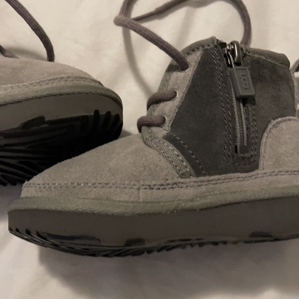 UGGS - Picture 15 of 16